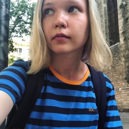Женя Исакова